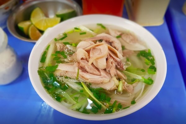 Toàn cảnh vụ một Tiktoker tố “bị đuổi khỏi quán phở”