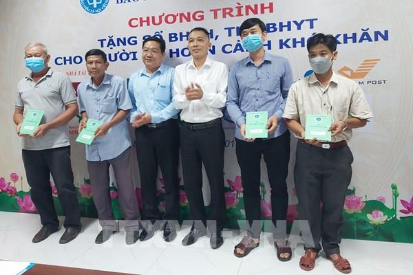 Tặng thẻ bảo hiểm y tế cho người có hoàn cảnh khó khăn tại Bến Tre