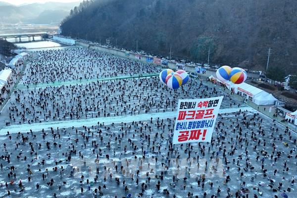  Du khách đổ về Lễ hội câu cá trên băng Hàn Quốc