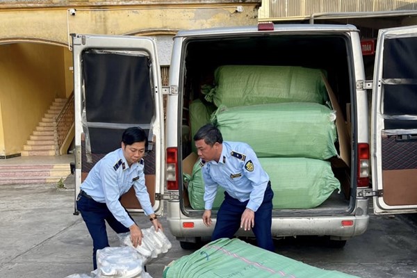 Thu giữ gần 1.000 đôi giày giả mạo nhãn hiệu