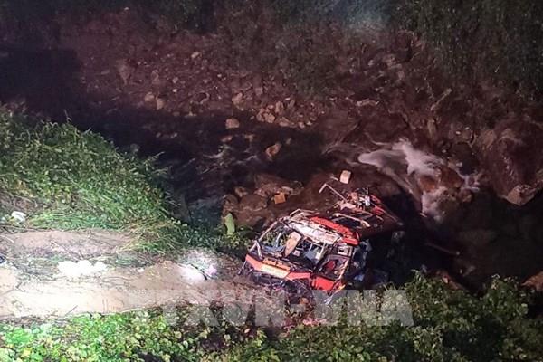 Xe khách lao xuống vực, 3 người chết, nhiều người bị thương