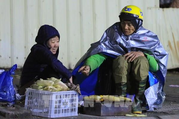 Nhiệt độ Hà Nội giảm sâu, nhiều người co ro trong mưa rét