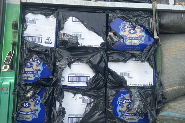  Phát hiện hàng nghìn chai rượu Chivas 18 không có hóa đơn chứng từ