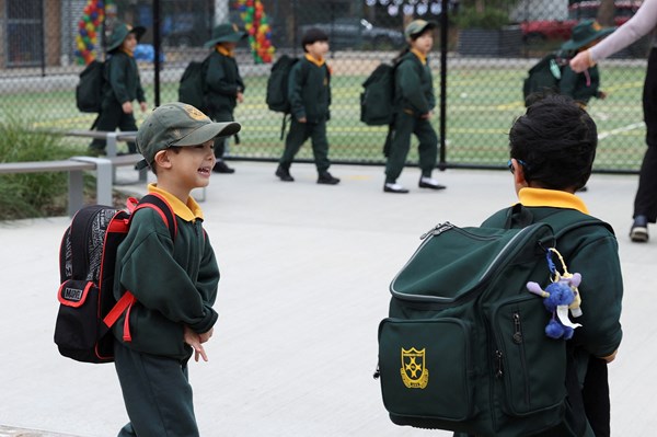 Phụ huynh Australia và nỗi lo chi phí cho năm học mới