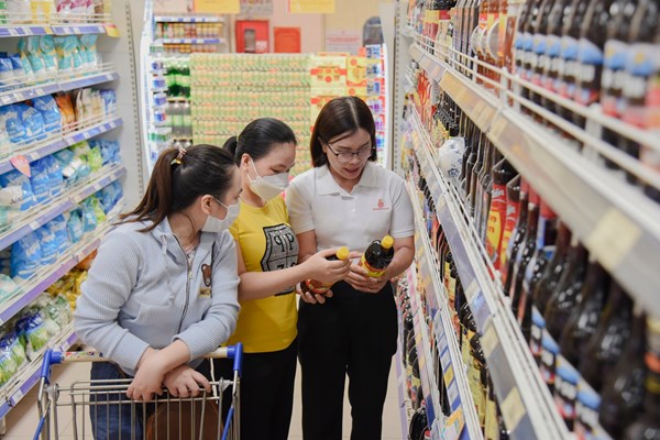 Sức mua Tết giảm do người dân cắt giảm chi tiêu