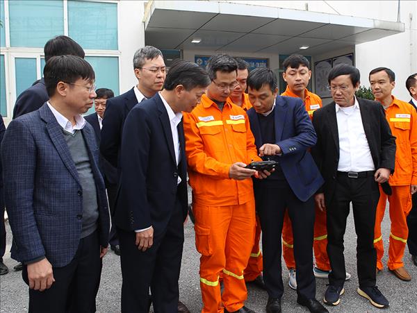 Tết sớm với những người thợ đường dây