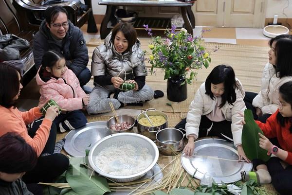 Gói bánh chưng ngày Tết - nét văn hóa truyền thống của người dân Việt