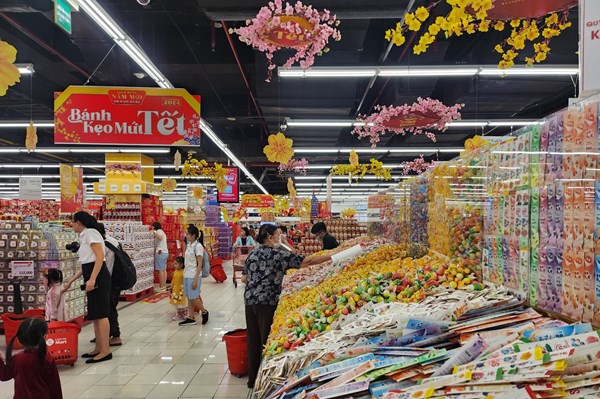 Người dân Tp. Hồ Chí Minh tấp nập sắm Tết