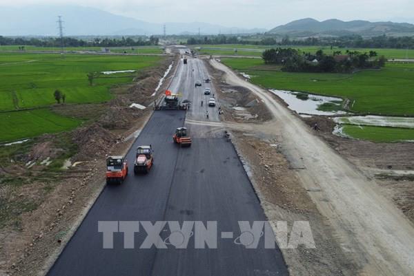 Trên công trường thi công cao tốc Vân Phong – Nha Trang ngày cận Tết