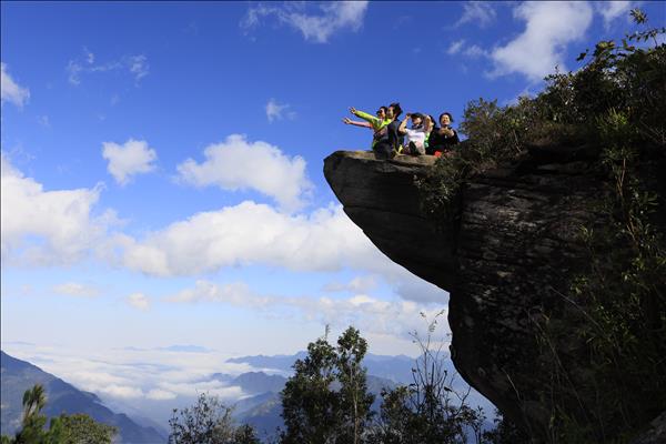 Đẹp mê hồn đường lên đỉnh Tà Xùa