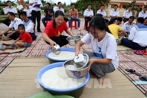 Quân dân ở Trường Sa thi gói bánh chưng đón Tết