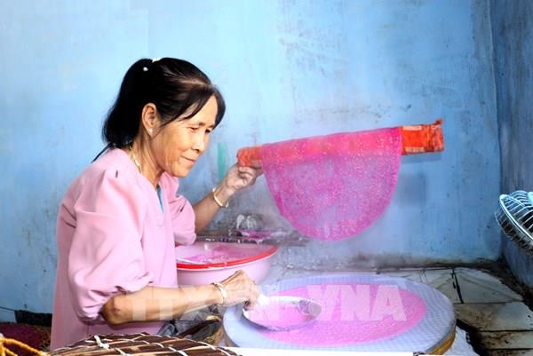 Làng nghề bánh tráng Cù lao Mây hối hả vụ Tết