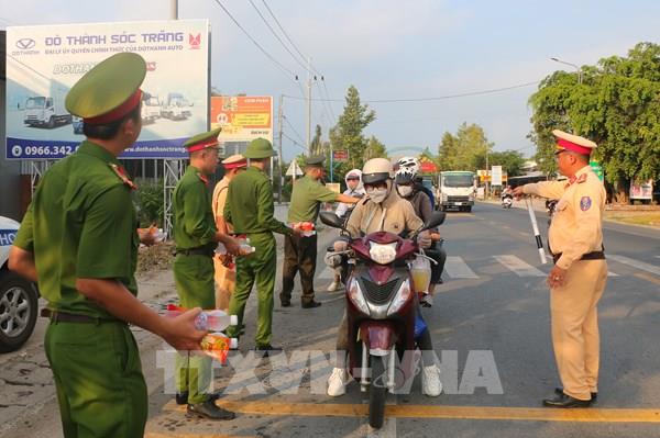 Sóc Trăng hỗ trợ xăng, nước uống miễn phí cho người dân về quê đón Tết