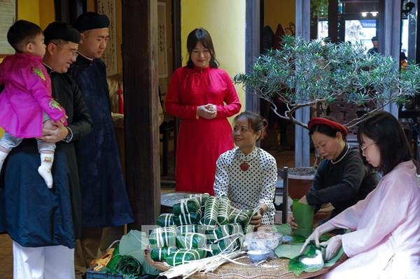 Gói bánh chưng trong ngôi nhà di sản của Hà Nội