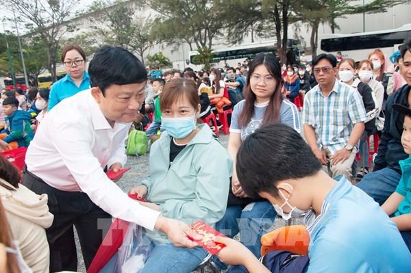 Hàng ngàn công nhân tại Bình Dương được hỗ trợ về quê miễn phí