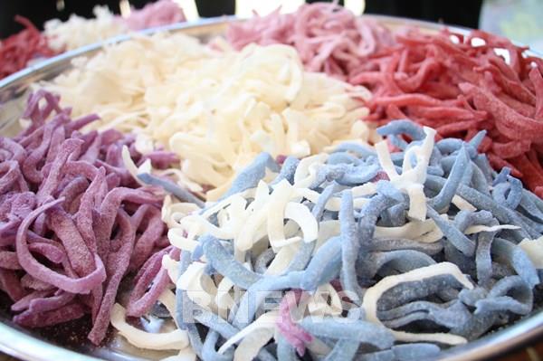 Mứt xưa diện áo mới