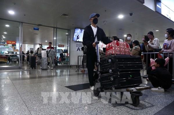 Sân bay Nội Bài tấp nập khách từ nước ngoài về quê ăn Tết