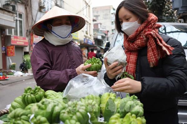 Giá các mặt hàng thực phẩm, hoa quả tươi ngày Tết đều tăng