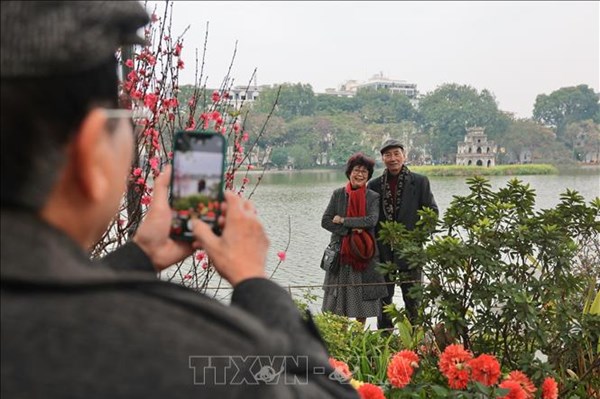 Người dân Thủ đô đón năm mới trong rộn ràng niềm vui