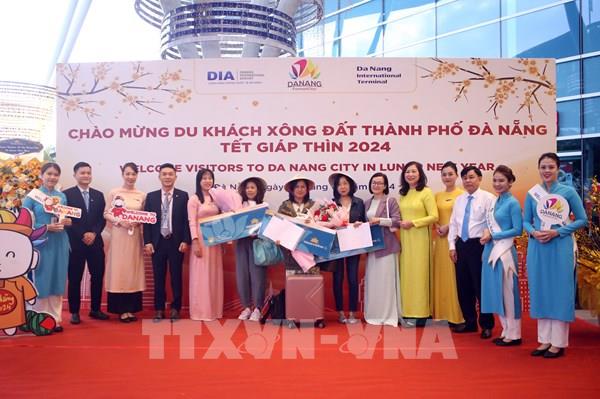 Đà Nẵng tưng bừng đón khách xông đất Tết Giáp Thìn