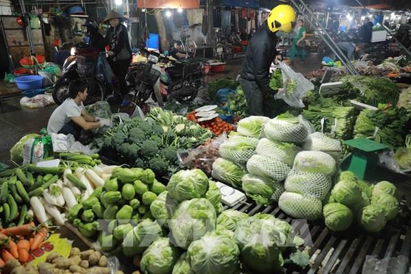 Hà Nội: Nhiều mặt hàng thực phẩm, hoa tươi đã “hạ nhiệt” ngày mùng 3 Tết