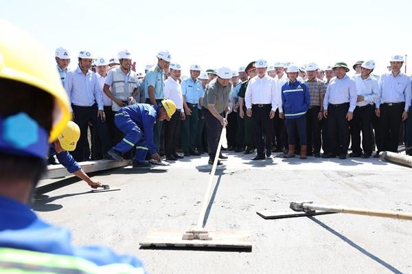 Thủ tướng Phạm Minh Chính kiểm tra các dự án giao thông quan trọng ở khu vực phía Nam