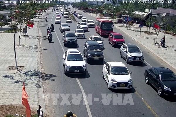 Người dân trở lại sau Tết, cầu Rạch Miễu kẹt cứng