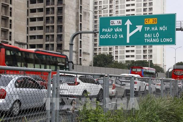 Dòng người từ các tỉnh thành đổ về, cửa ngõ Thủ đô bắt đầu đông đúc