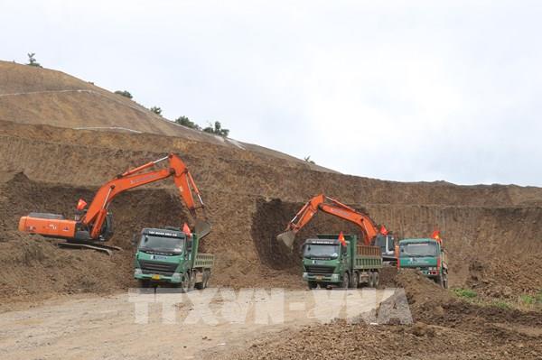 Nhộn nhịp trên công trường cao tốc Bắc – Nam ngày đầu năm