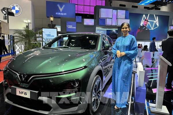 VinFast giới thiệu xe điện tay lái nghịch tại Indonesia