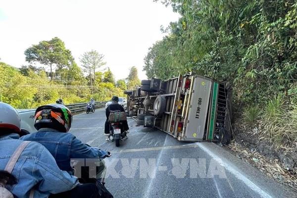 Lật xe tải chở rau, đèo Bảo Lộc ùn tắc dài nhiều km