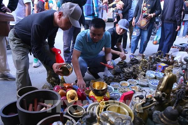 Tấp nập phiên chợ “mua may, bán rủi”