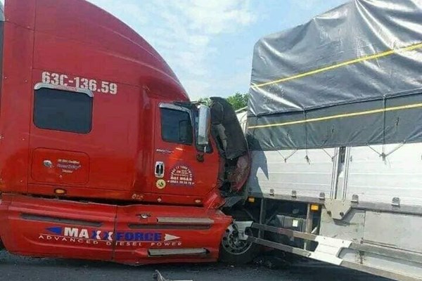 Ba xe ô tô va chạm trên cao tốc Cam Lộ - La Sơn làm 2 người tử vong