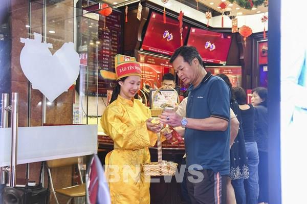 Giá vàng nhẫn leo cao, tấp nập người mua trước ngày Vía Thần tài