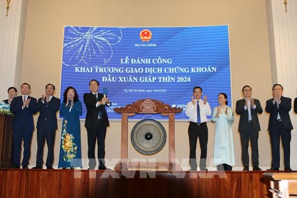 Đánh cồng khai trương giao dịch chứng khoán đầu Xuân