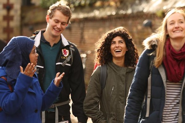 Các trường tư ở Anh tìm cách thu hút sinh viên nước ngoài