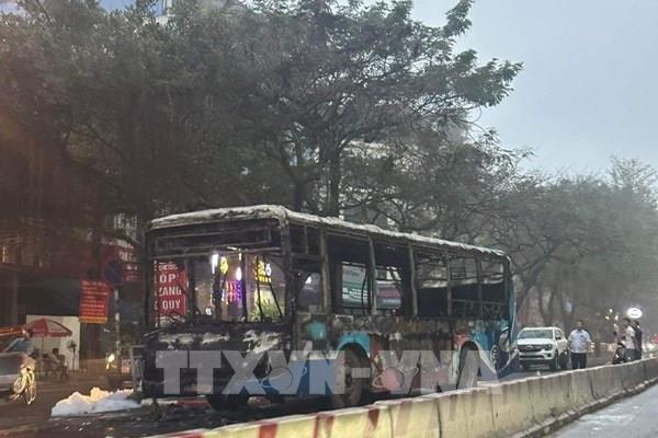 Hà Nội: Cháy xe buýt lúc rạng sáng