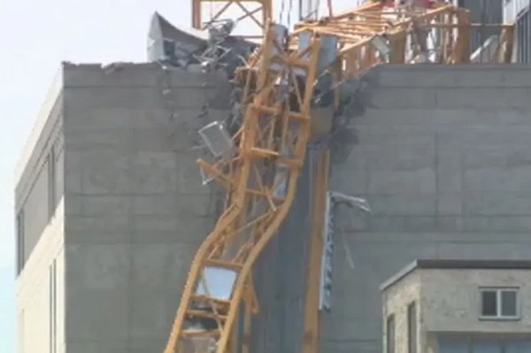 Sập cần cẩu ở Canada, làm 1 người thiệt mạng, hơn 1.700 công nhân phải sơ tán