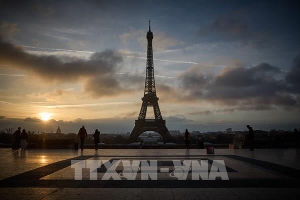 Tháp Eiffel đóng cửa ngày thứ 5 liên tiếp do đình công kéo dài
