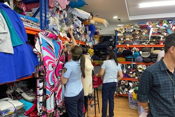 Tạm giữ lô hàng 4 tấn vải và quần áo trị giá 1,6 tỷ đồng ﻿