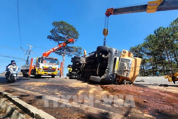 Xe tải hạng nặng lật nghiêng trên đèo Mimosa ở Lâm Đồng