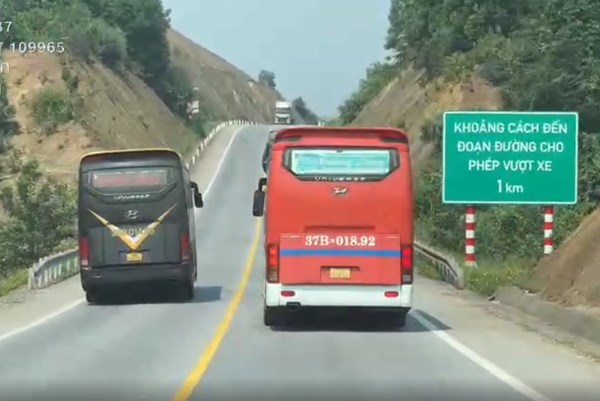 Cảnh sát giao thông ghi hình xử phạt tài xế vượt ẩu trên đường cao tốc Cam Lộ - La Sơn