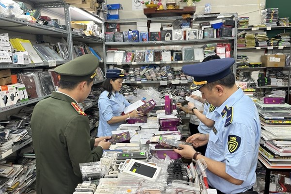 Thu giữ gần 1.600 sản phẩm linh kiện điện thoại không rõ nguồn gốc, xuất xứ 