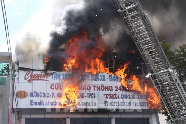 Cháy gara ô tô, nhiều xe bị thiêu rụi, thiệt hại hàng tỷ đồng