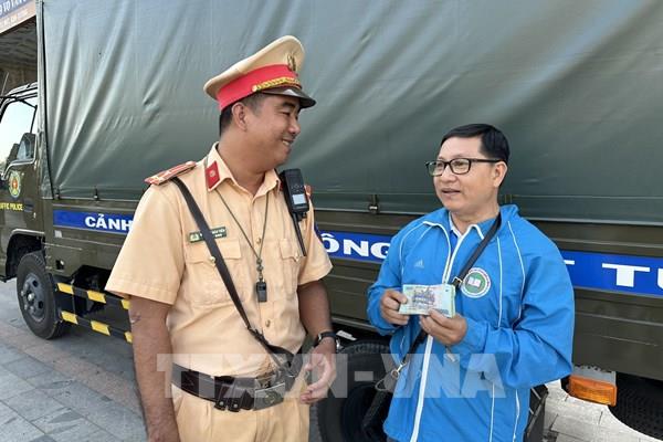 Cảnh sát Giao thông trả lại tiền cho người dân đánh rơi