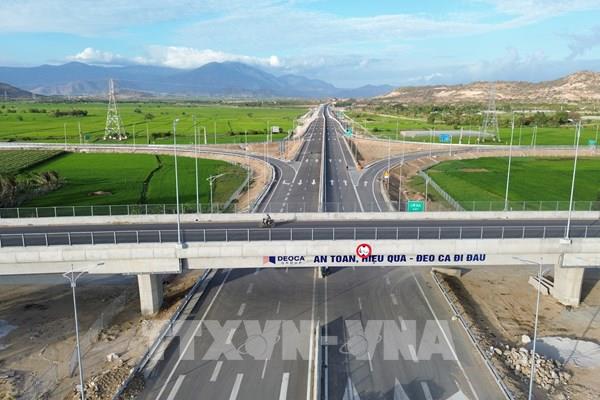 Tăng tốc thi công đưa tuyến cao tốc Cam Lâm - Vĩnh Hảo về đích