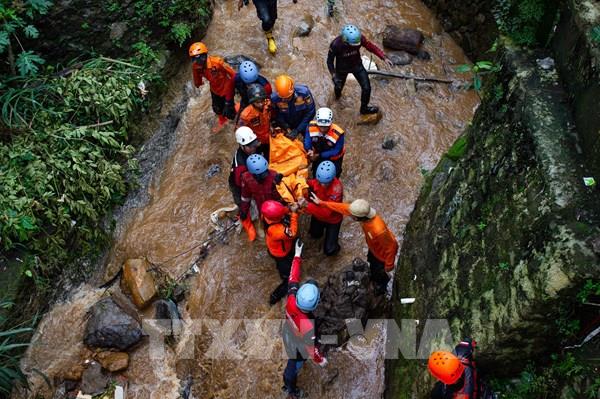Indonesia tìm thấy 9 người mất tích còn sống sau vụ lở đất nghiêm trọng