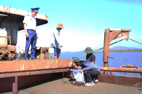 Bộ Tư lệnh Vùng Cảnh sát biển 3 bắt giữ tàu chở cát trái phép