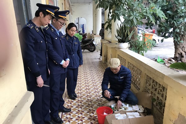 Thu giữ hàng nghìn chai nước hoa nhập lậu trôi nổi trên thị trường