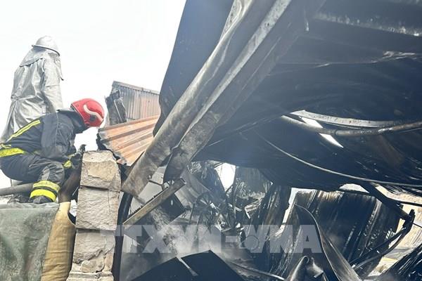 Hà Nội: 150 m2 nhà xưởng chuyên sản xuất thiết bị điện bị cháy